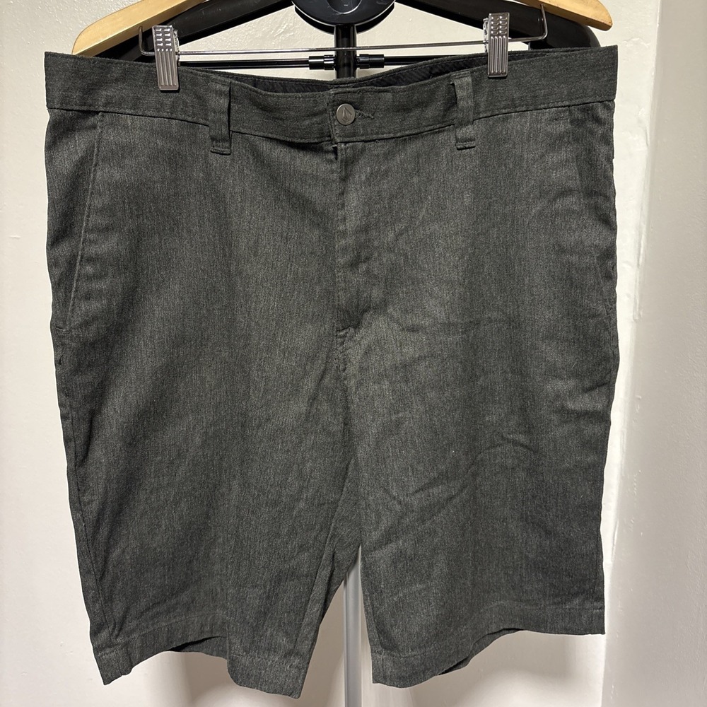 Volcom mens dark‎ grey basic flat front 10.5" inseam chino shorts - size 36